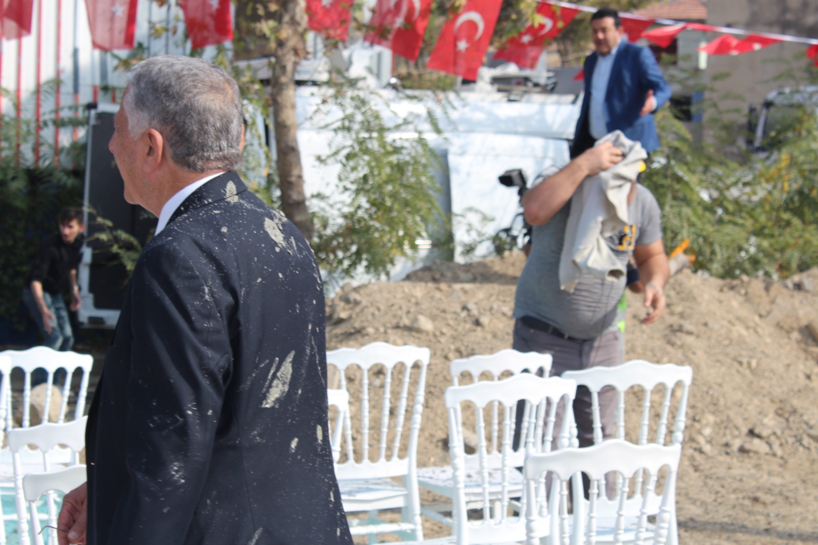 AKP'nin temel atma töreni karıştı. Islak harç üzerlerine bulaştı