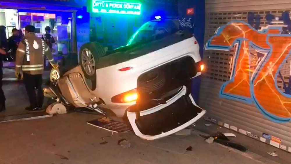 Kadıköy'de kaza! Hızını alamayan araç takla attı: 2 yaralı