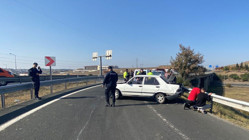 Polisin 'Dur' ihtarına uymayan sürücü kaza yaptı: Sürücü 17 yaşında çıktı