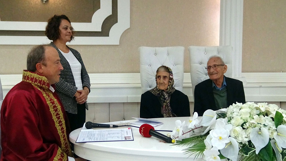 Sağlık ocağında aşkı buldular! 90 yaşındaki gelin ile 77 yaşındaki damat evlendi