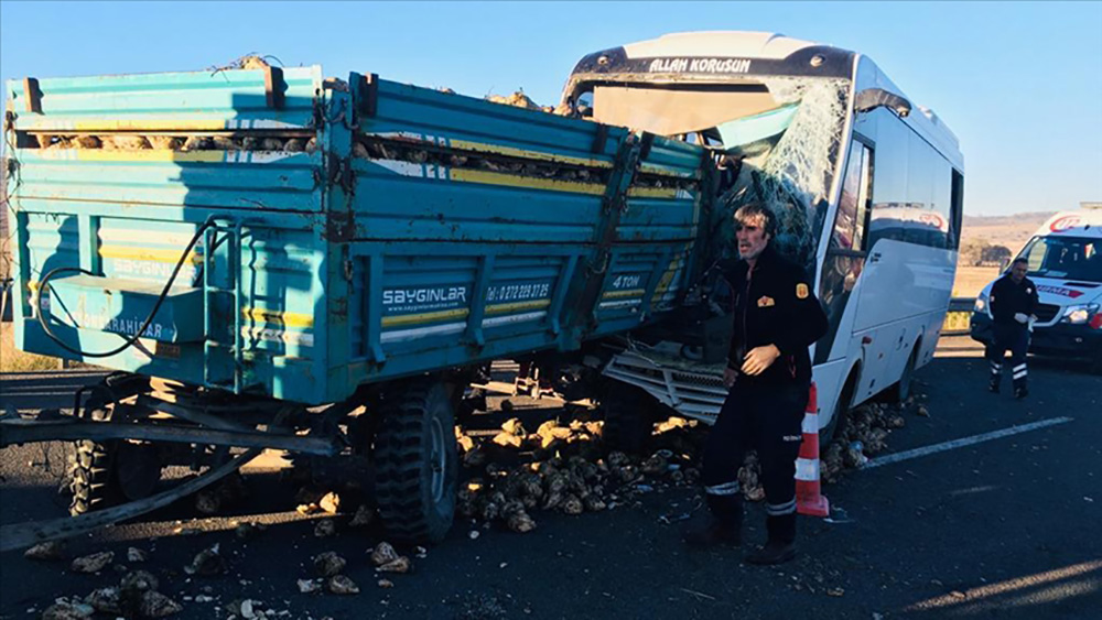 Kütahya'da işçi servisi ile traktör çarpıştı! 22 kişi yaralandı