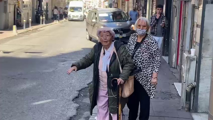 İstanbul'da taksici rezaleti. Yaşlı iki kadını görmezden gelip yanlarından geçtiler