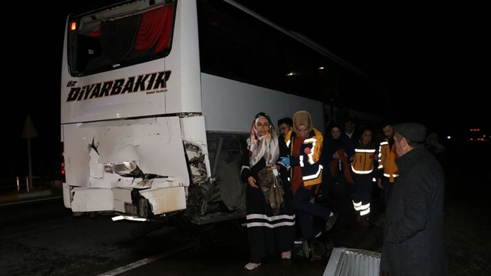 Sivas'ta yola çıkan at zincirleme kazaya neden oldu: 15 yaralı