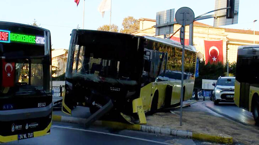 İstanbul’da faciadan dönüldü! İETT otobüsü yoldan çıktı