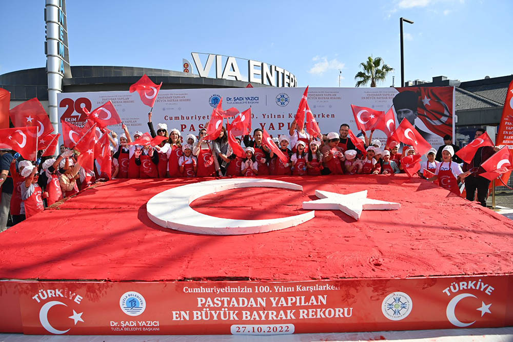 Türk bayrağından yapılan pasta dünya rekoru kırdı