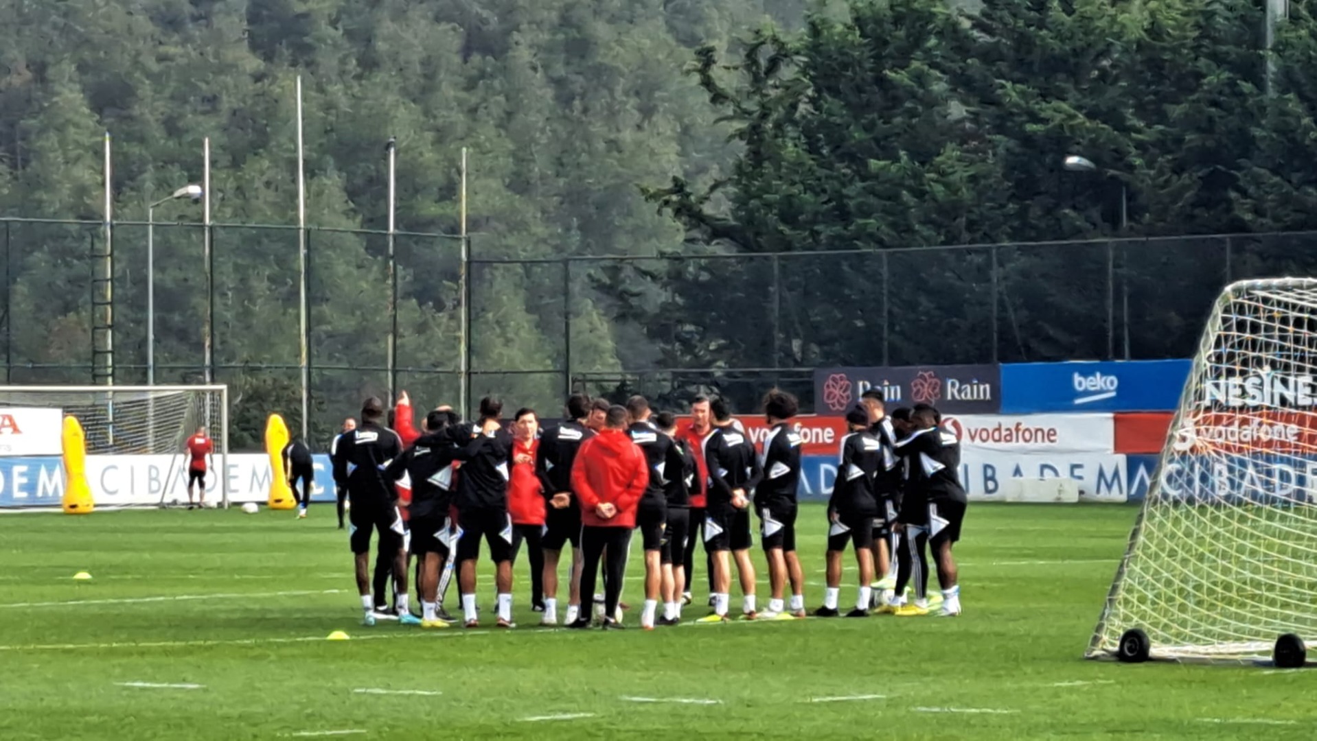Beşiktaş'ta Galatasaray derbisi hazırlıkları başladı. Şenol Güneş idmanı basına açtı