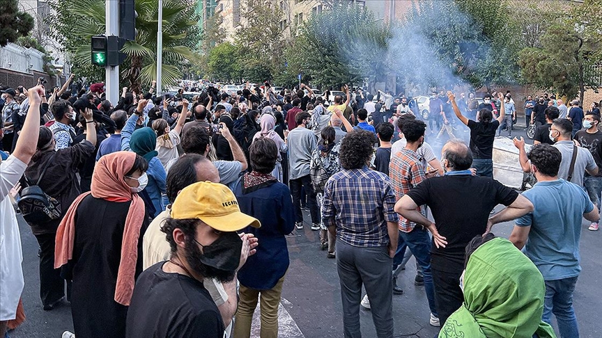İran'da ölenlerin sayısı 304'e yükseldi