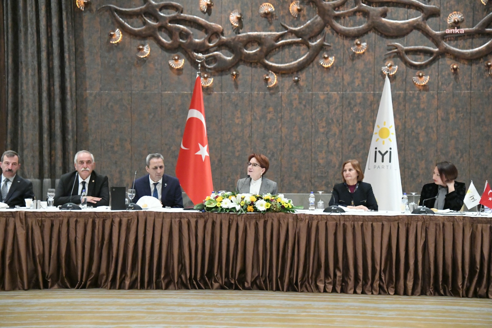 Akşener, partisinin başkanlık divanı ve kurucular kurulu üyeleriyle bir araya geldi