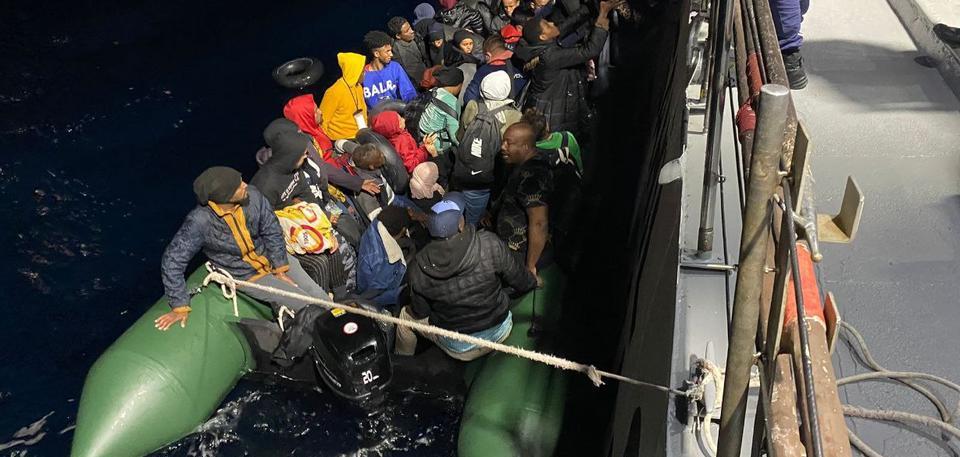 Kuşadası açıklarında geri itilen 38 düzensiz göçmen kurtarıldı