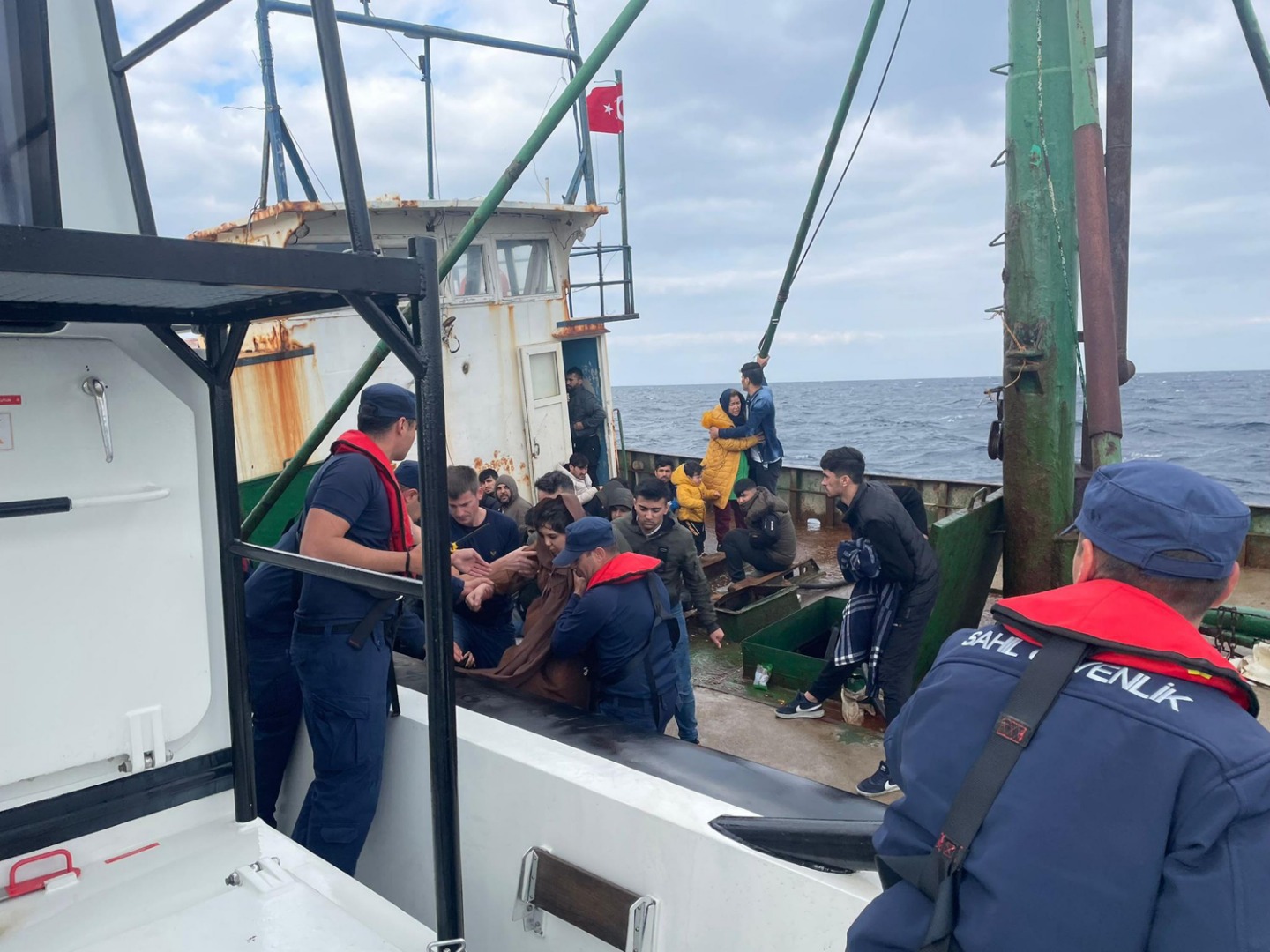 Çanakkale'de balıkçı teknesiyle sürüklenen 149 kaçak göçmen kurtarıldı