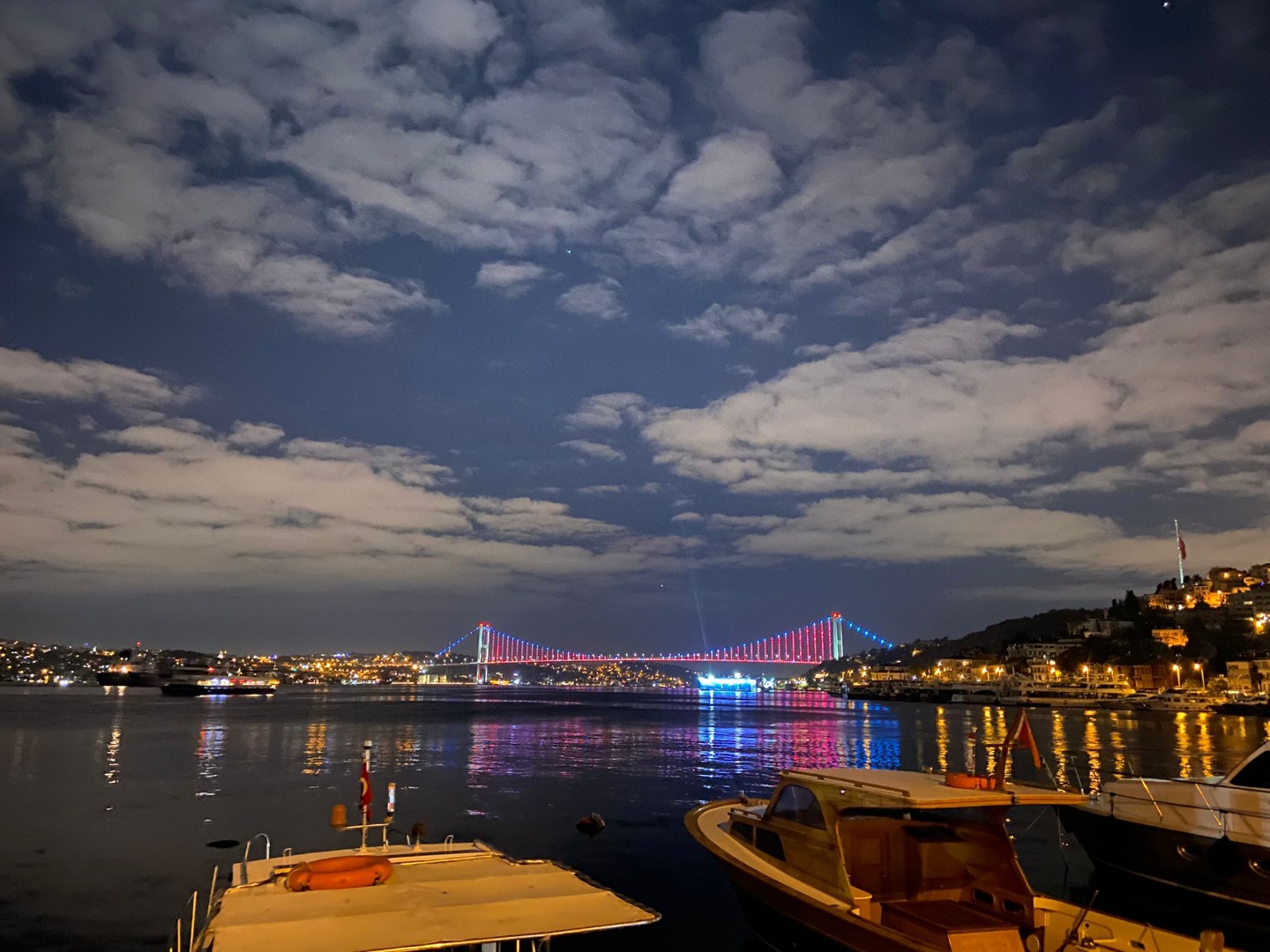 İstanbul’da köprüler Azerbaycan bayrağının renkleriyle ışıklandırıldı