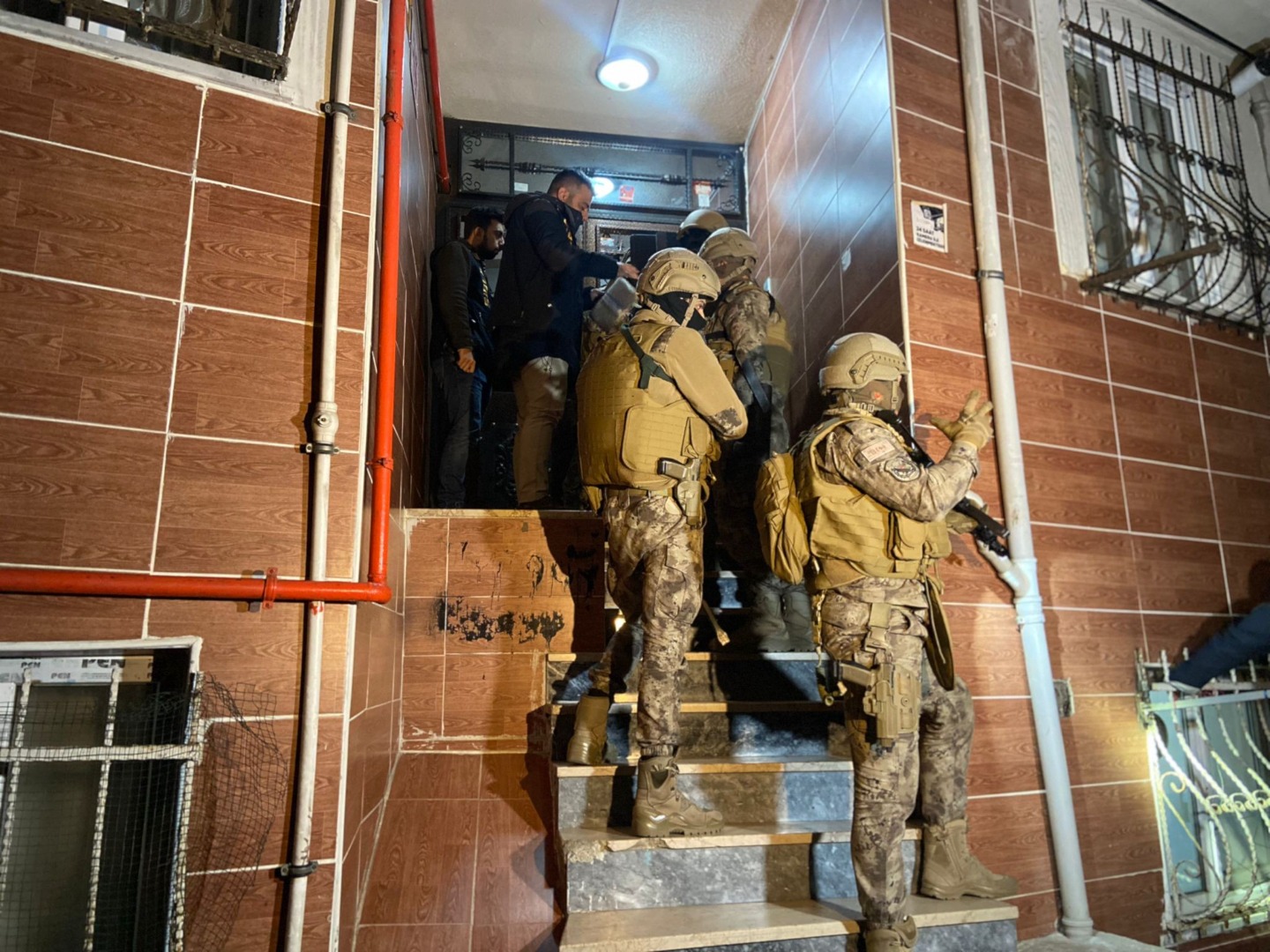 İstanbul'da 6 milyonluk vurgun yapan çeteye operasyon