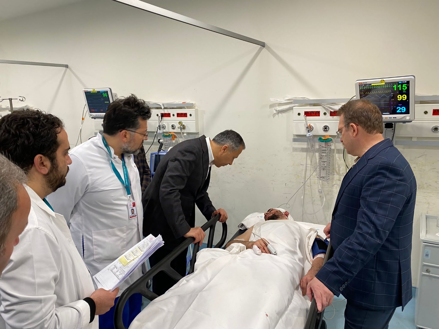 Vali Yerlikaya İstiklal Caddesi'ndeki patlamada yaralananları hastanede ziyaret etti