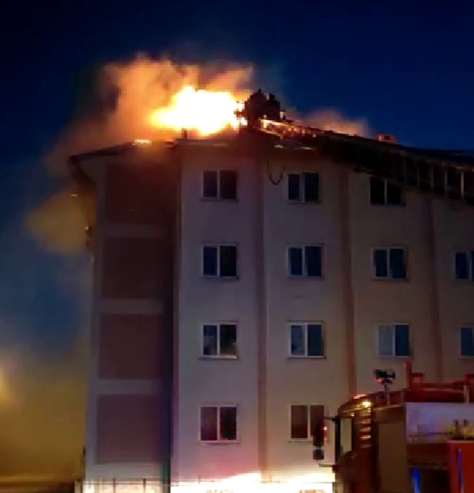 Kars’ta boş binanın çatısında yangın
