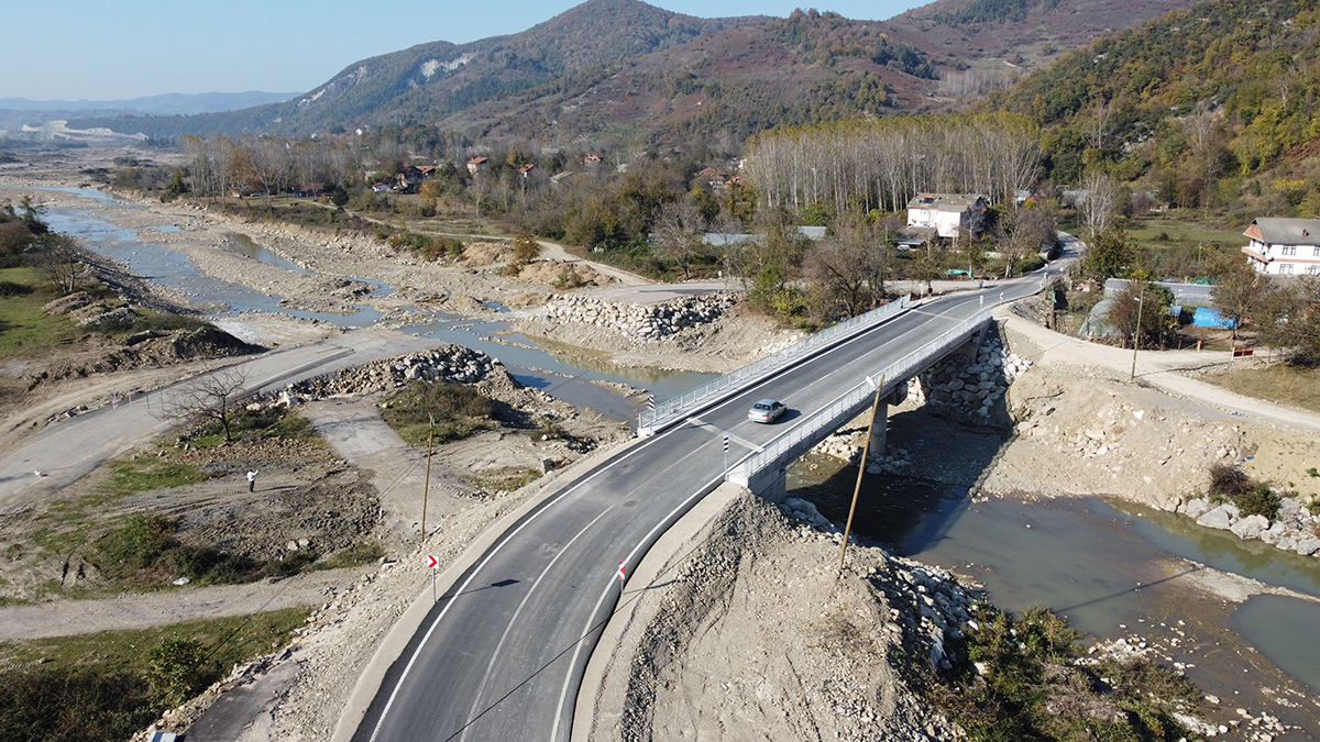 Bartın'daki selde yıkılanın yerine inşa edilen köprü ulaşıma açıldı