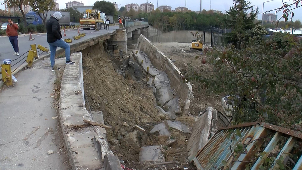 Bakırköy'de inşaat alanında istinat duvarı çöktü