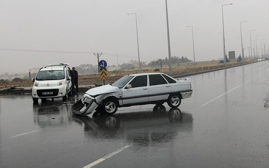 Hafif ticari araç ile otomobil çarpıştı: 2 yaralı