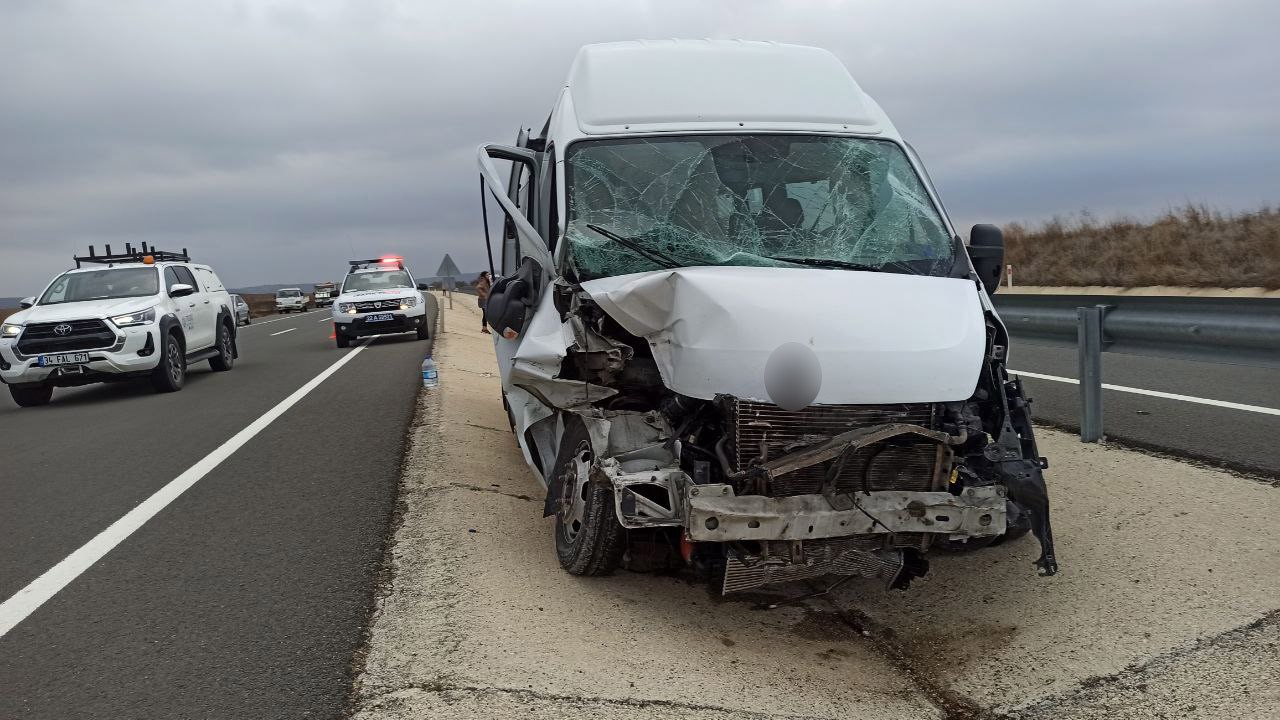 Yolcu minibüsü ile kamyonet çarpıştı: 8 yaralı