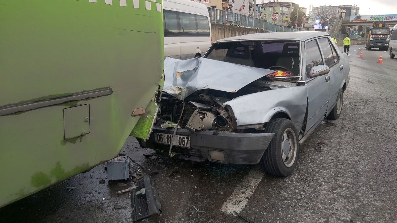D-100’de yolcu indiren halk otobüsüne otomobil çarptı: 4 yaralı