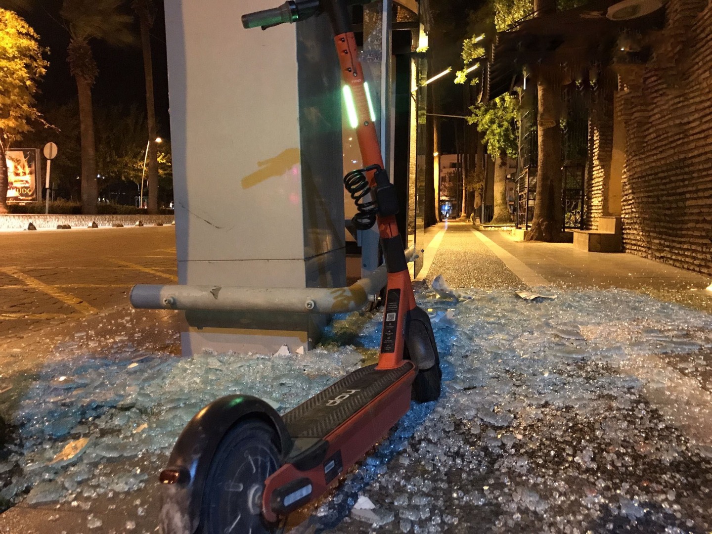 Elektrikli scooter sürücüsü otobüs durağına girdi