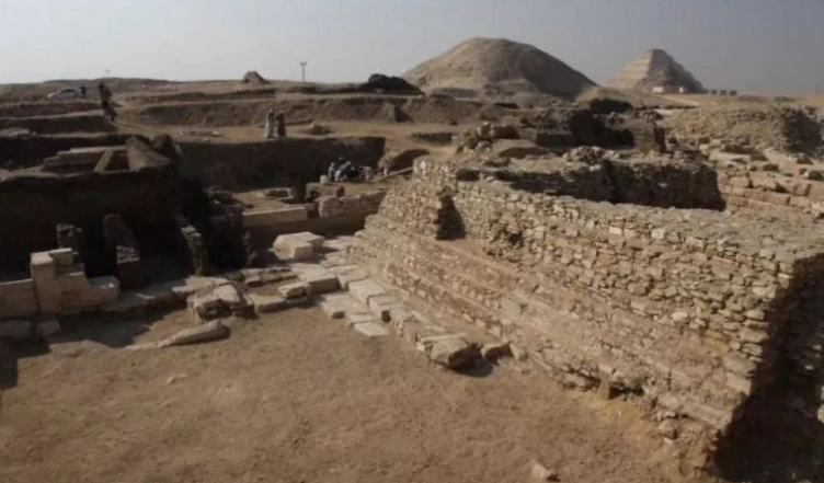 Mısır'daki arkeologlar bir piramit ve yüzlerce mumya buldu. Piramit adı hiç duyulmamış kraliçeye ait çıktı