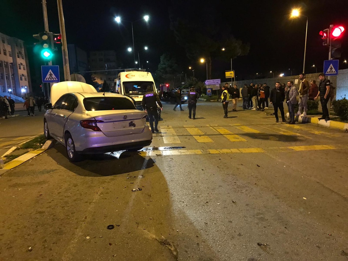 Trabzon'da iki otomobil çarpıştı: 1’i ağır 3 yaralı