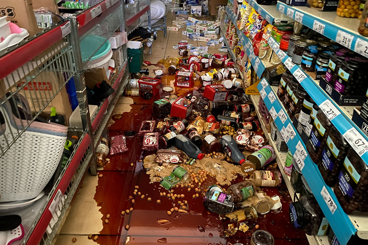 Düzce'deki deprem marketleri de yerle bir etti