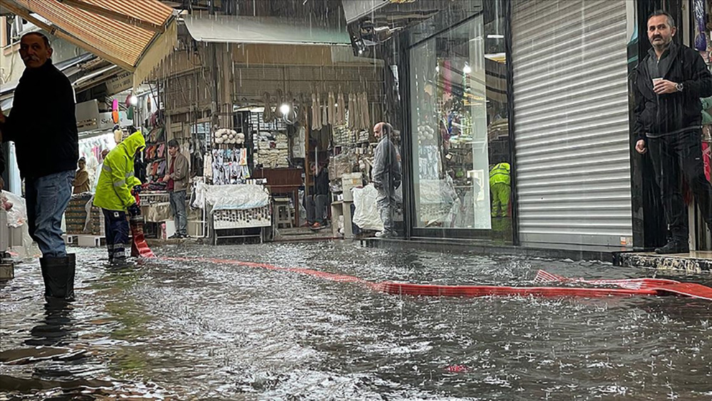 İzmir'de sağanak yağış! Dükkanlar sular altında kaldı