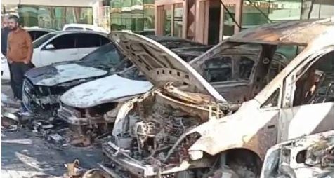 Galeride satılmayı bekleyen 6 araç yandı