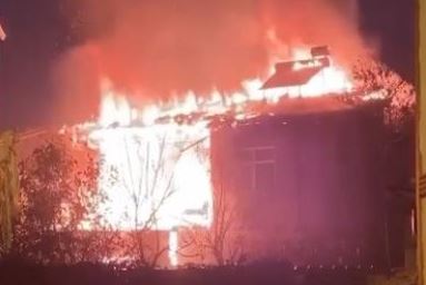 Tandır fırını iki katlı ahşap evi yaktı