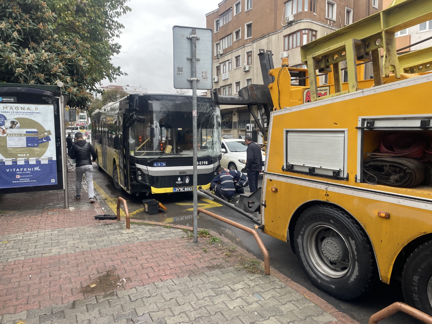 Bakırköy'de İETT otobüsünün minibüse çarptığı kazada 4 kişi yaralandı