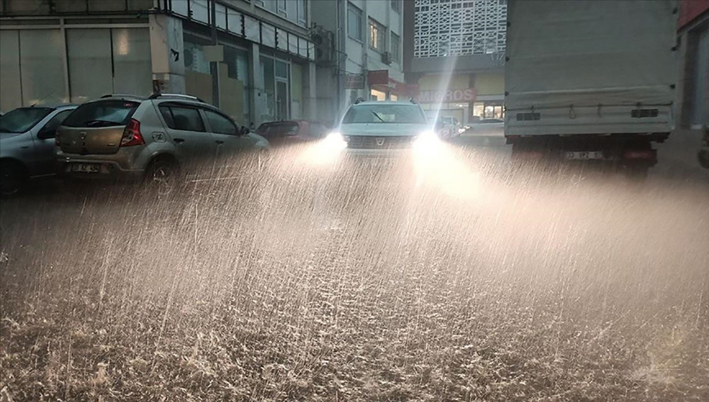 Mersin'de sağanak ve dolu etkili oluyor! Cadde ve sokaklar su altında kaldı