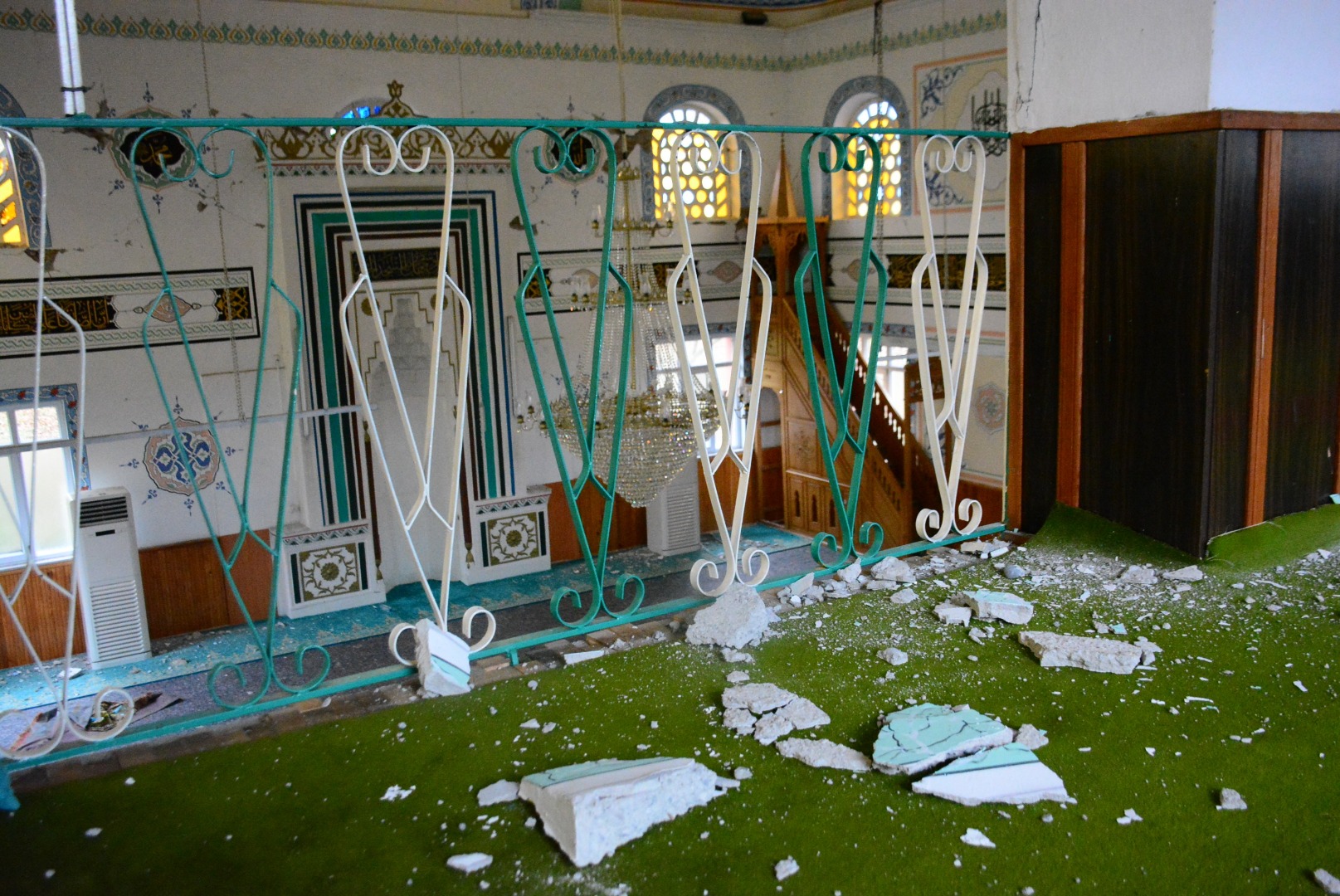 Depremde hasar gören caminin yıkılmasına karar verildi