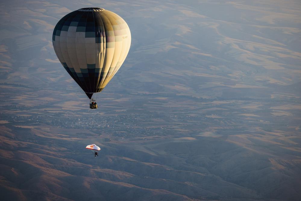 2 bin 600 metre yükseklikteki balondan atladı