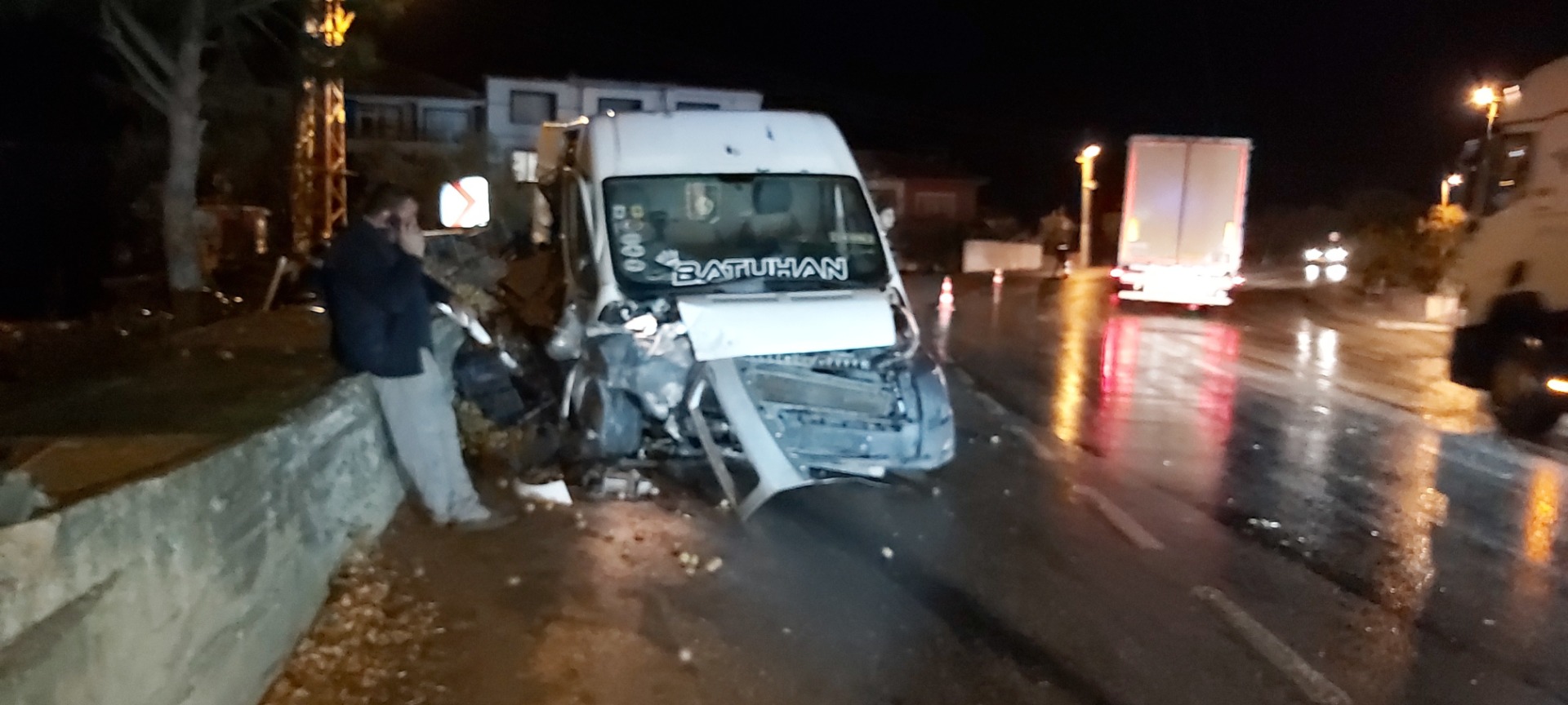 Bursa'da minibüs duvara çarptı: 1 yaralı