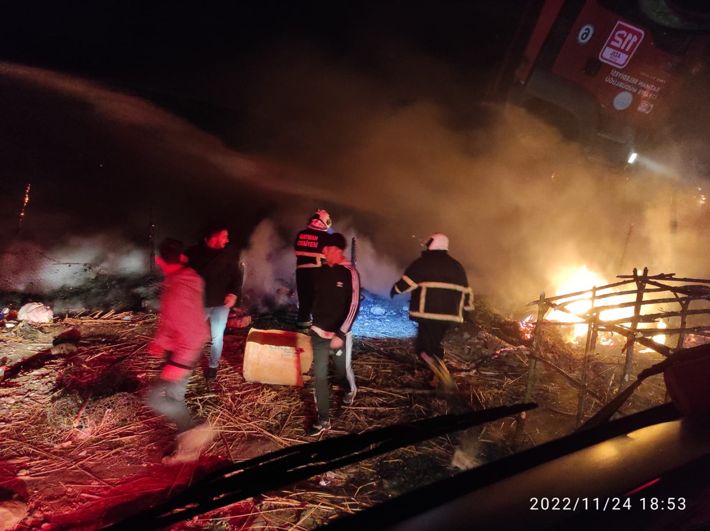 Silvan’da göçer çadırı yandı: 55 koyun öldü