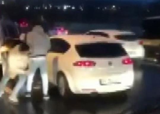 Bakırköy'de tartıştıkları sürücüyü saldırdılar