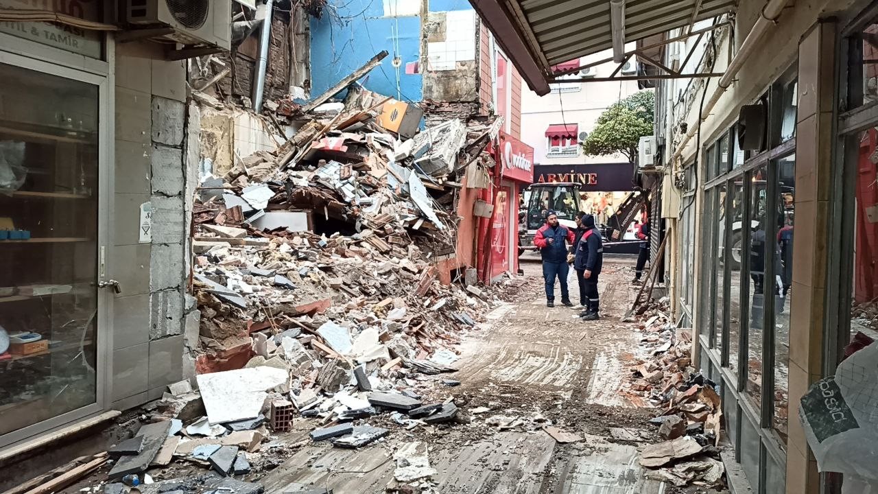 Depremde yıkılan eğlence merkezi enkazı kaldırıldı