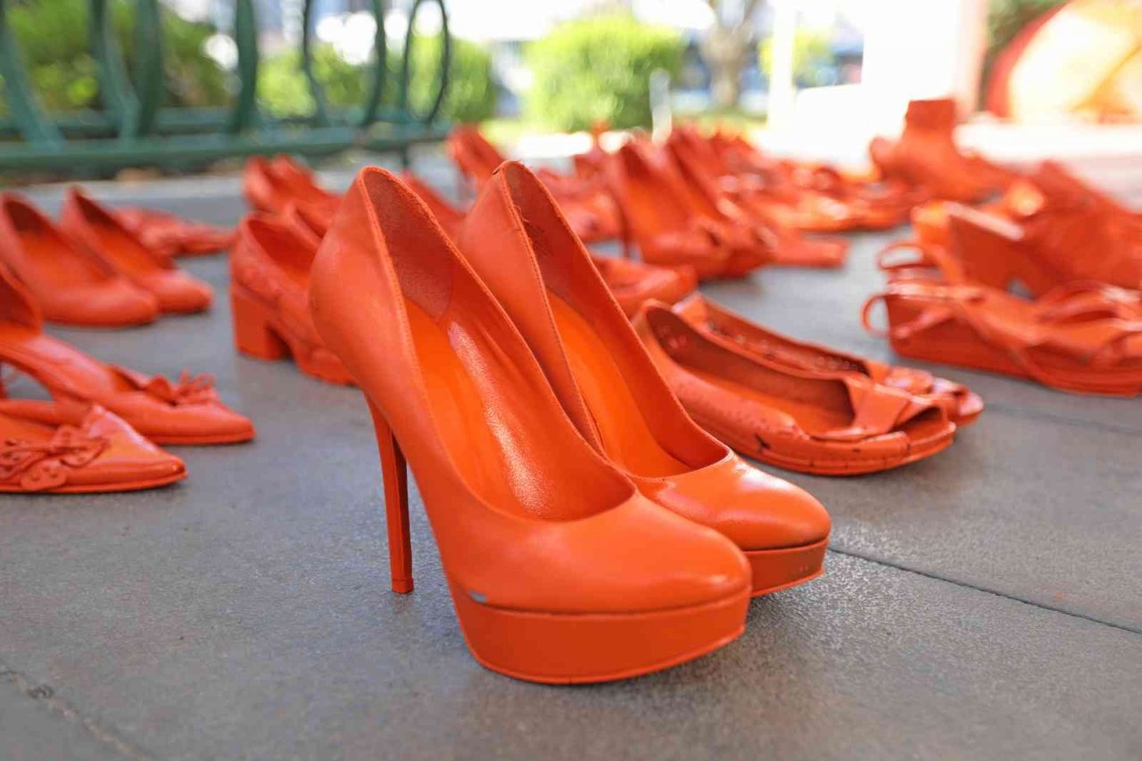 Şiddete uğrayan kadınlar için 'Turuncu Ayakkabı' sergisi