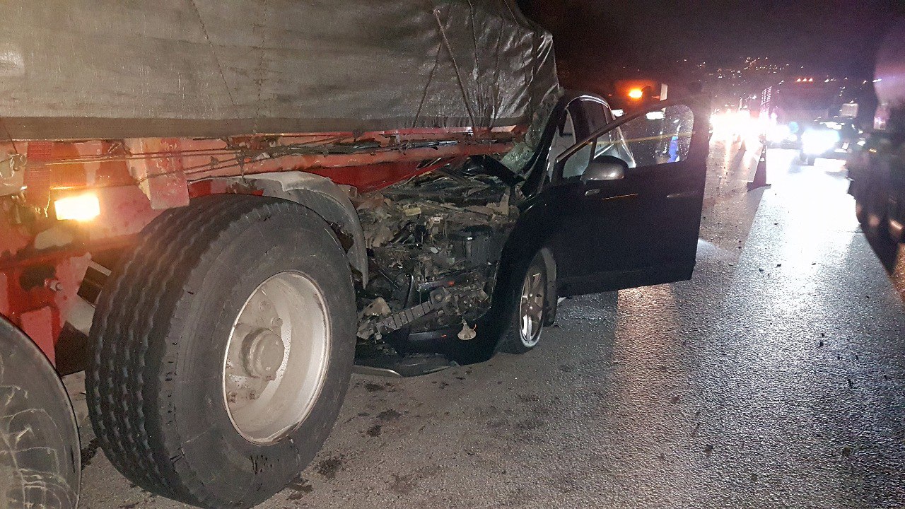 Anadolu Otoyolu'nda feci kaza. Tıra çarpan otomobildeki karı koca yaralandı