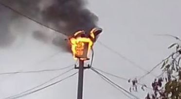 Siirt’te elektrik direği yandı 
