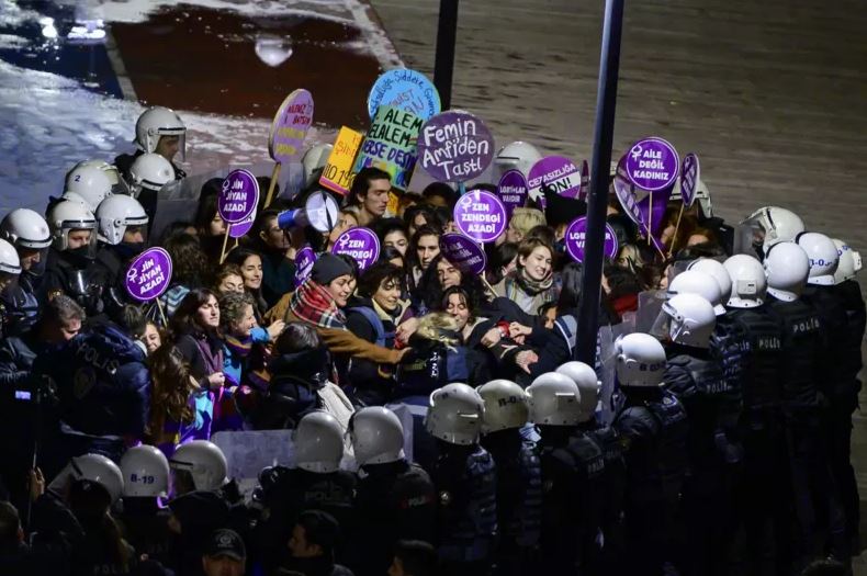 İstanbul Barosu: Taksim'de kadınlara yapılan müdahale hukuka aykırıdır