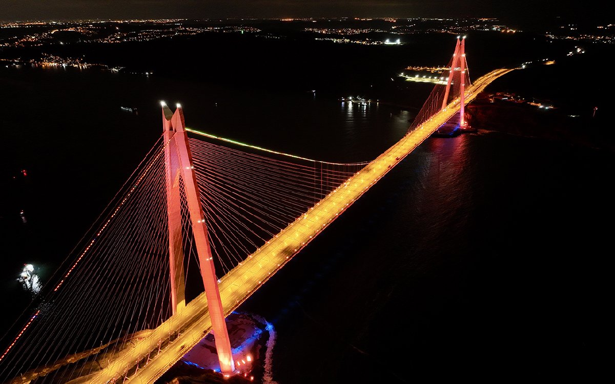 İstanbul’da köprüler turuncuya büründü