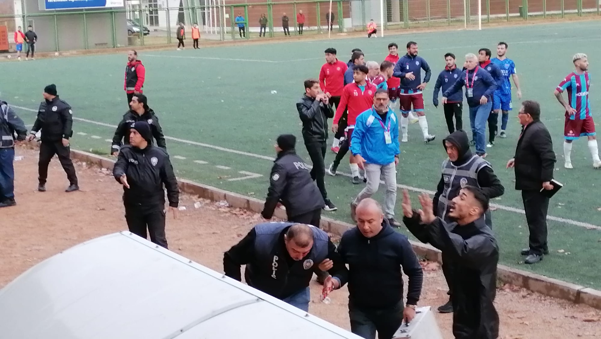 Bursa'da olaylı maç: 1'i polis 2 yaralı