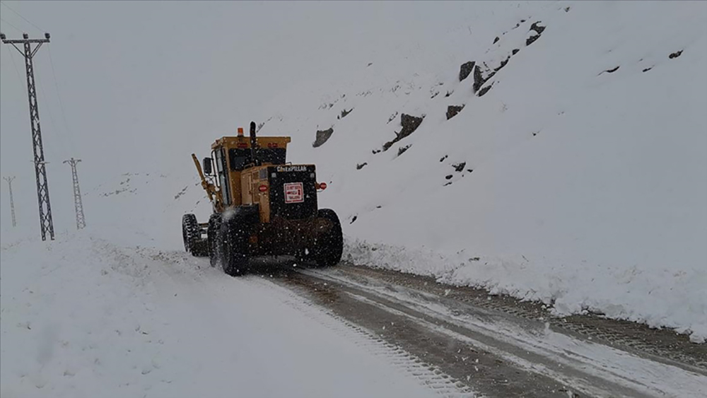 Hakkari’de ulaşıma kar engeli! 155 yerleşim birinin yolu kapandı
