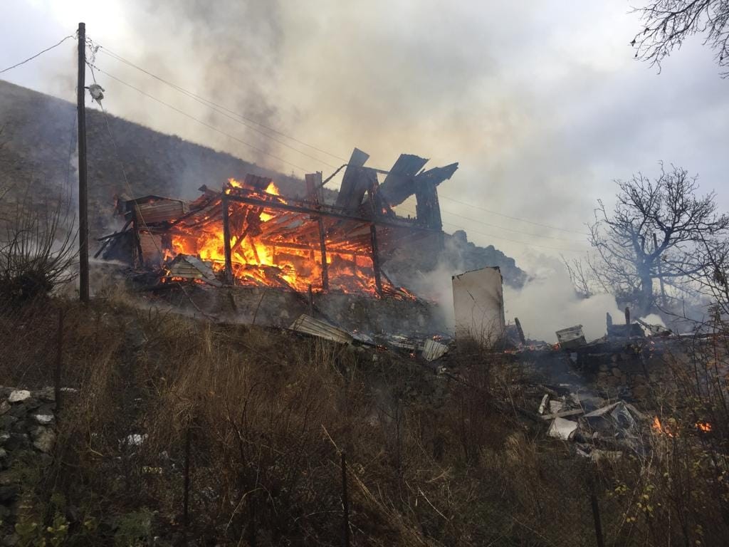 Köyde çıkan yangında iki ev alev alev yandı