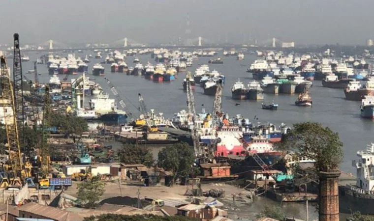 Bangladeş'te deniz ulaşımı işçileri ülke çapında greve gitti