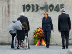 Merkel toplama kampını ziyaret etti