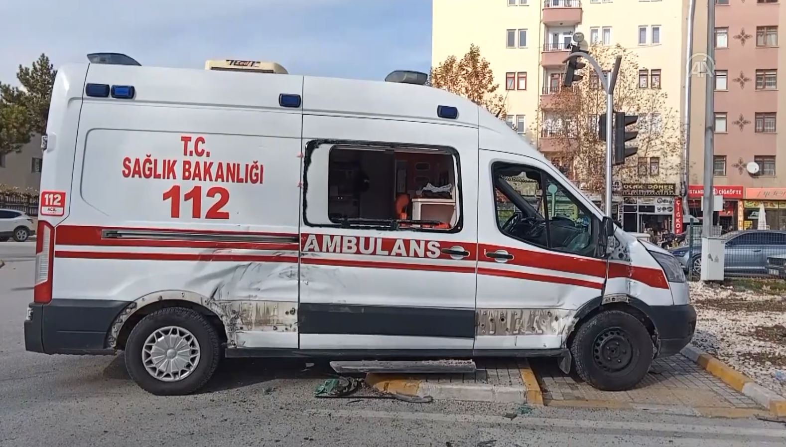 Hasta taşıyan ambulansa traktör çarptı. 2 yaralı