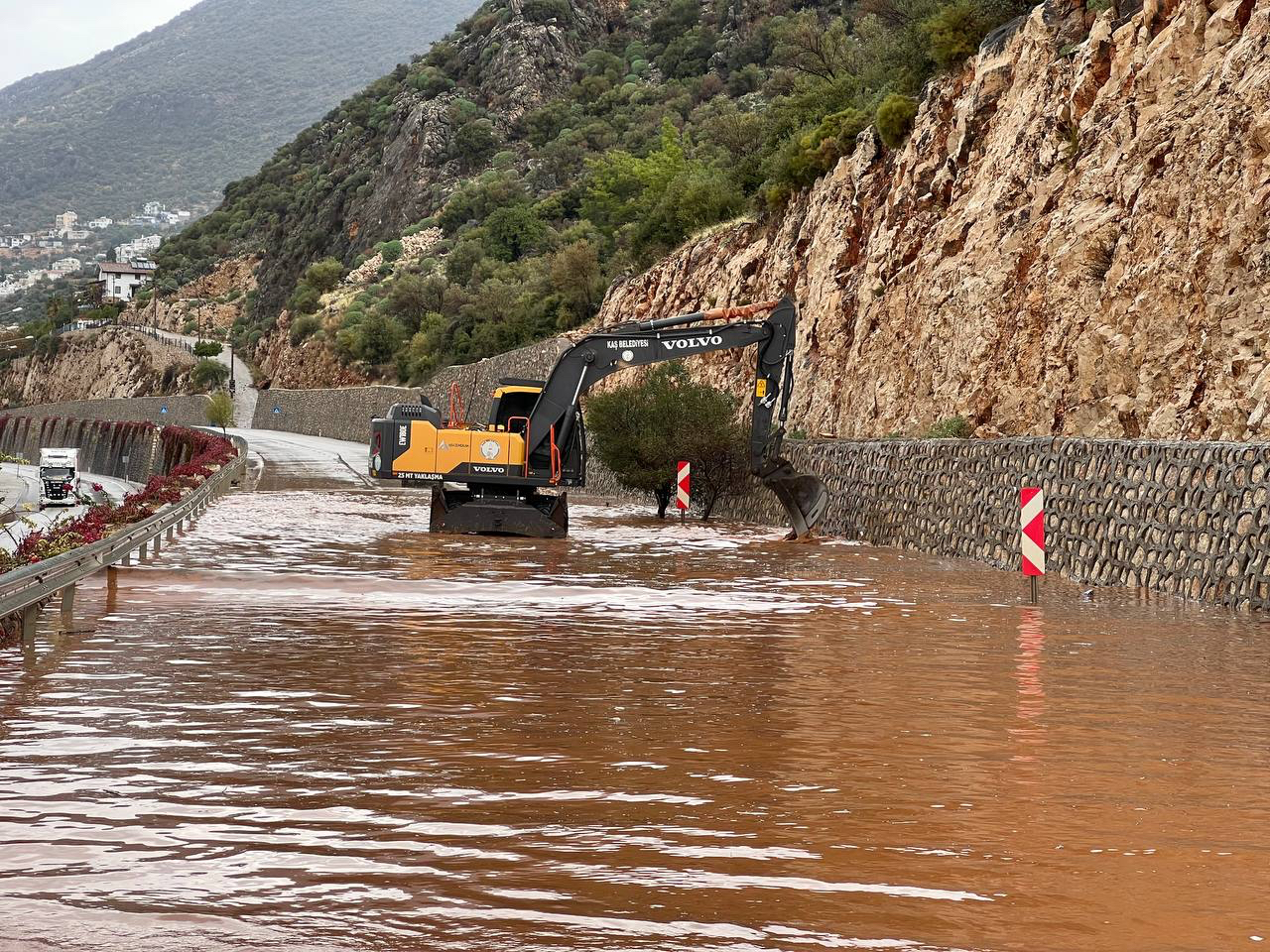 Antalya Kaş'ta yağış hayatı olumsuz etkiledi